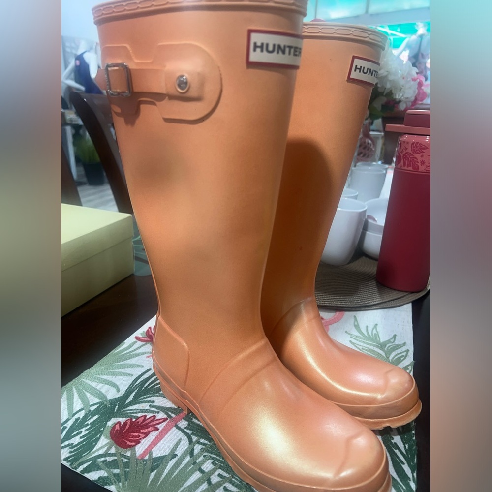 Hunter rain boot size 5 peach color